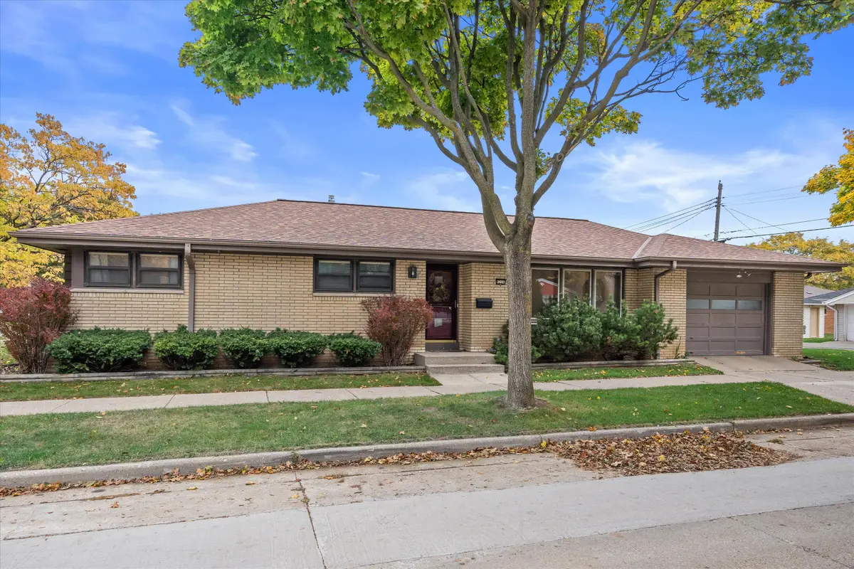 8226 W Fiebrantz Ave, Milwaukee, WI 53222 - #1