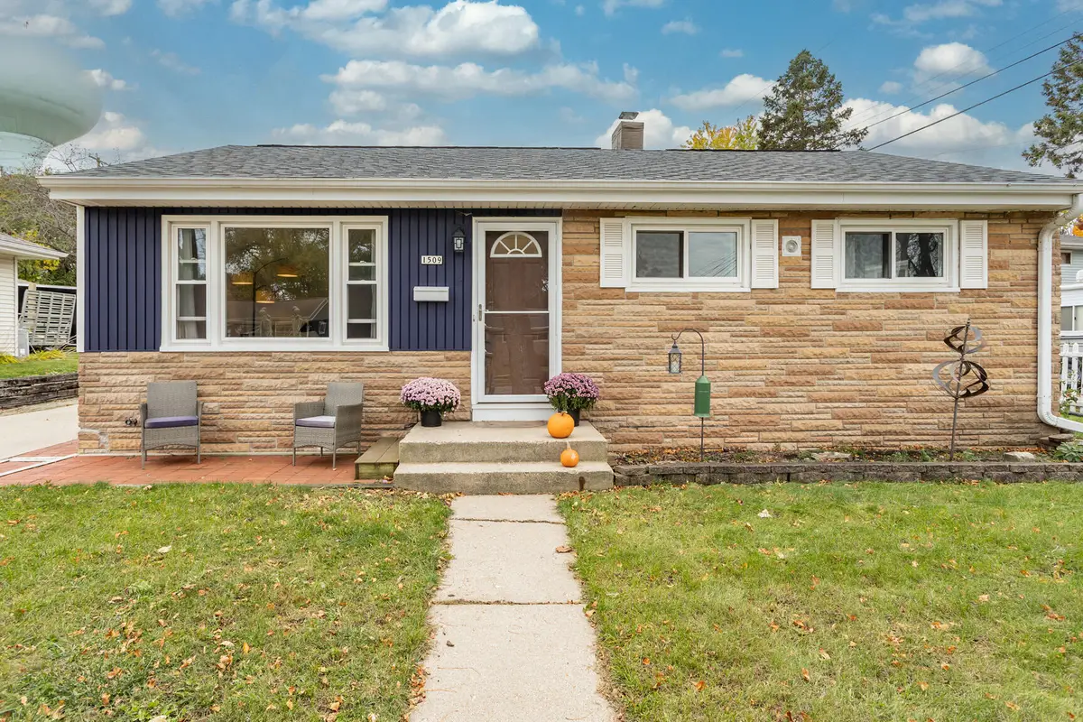 1509 Aldoro Dr, Waukesha, WI 53188 - Image #1