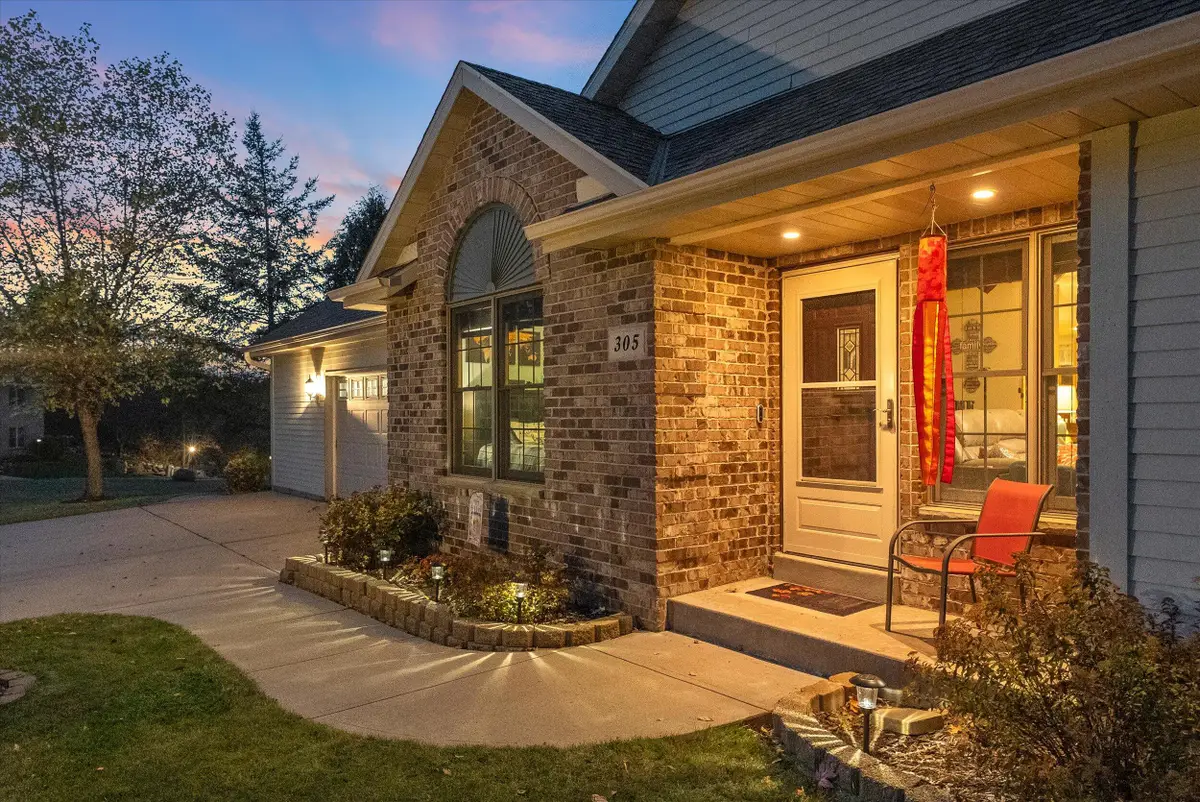 305 Kames Ct, Slinger, WI 53086 - #1