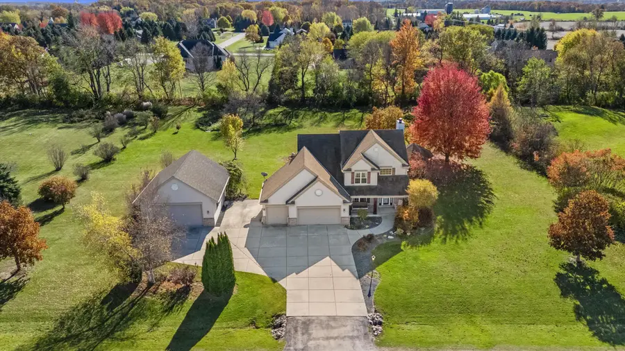 4879 White Swan Dr, West Bend, WI 53095 - Image #2