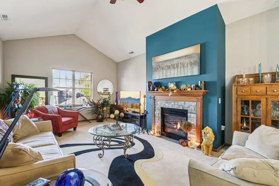 2117 W Vista Bella Dr, Oak Creek, WI 53154 - Image #2