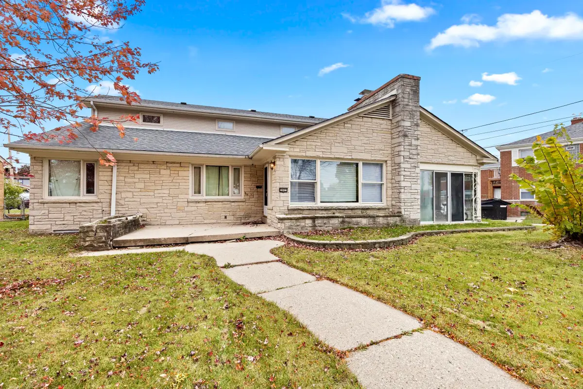 3405 W Lakefield Dr, Milwaukee, WI 53215 - #1