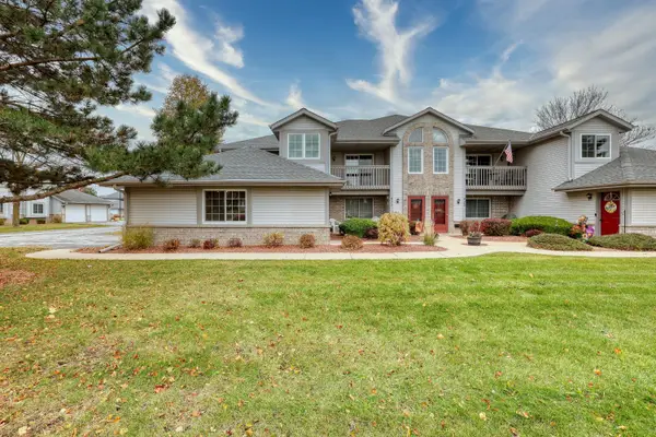 823 Quinlan Dr, Pewaukee, WI 53072