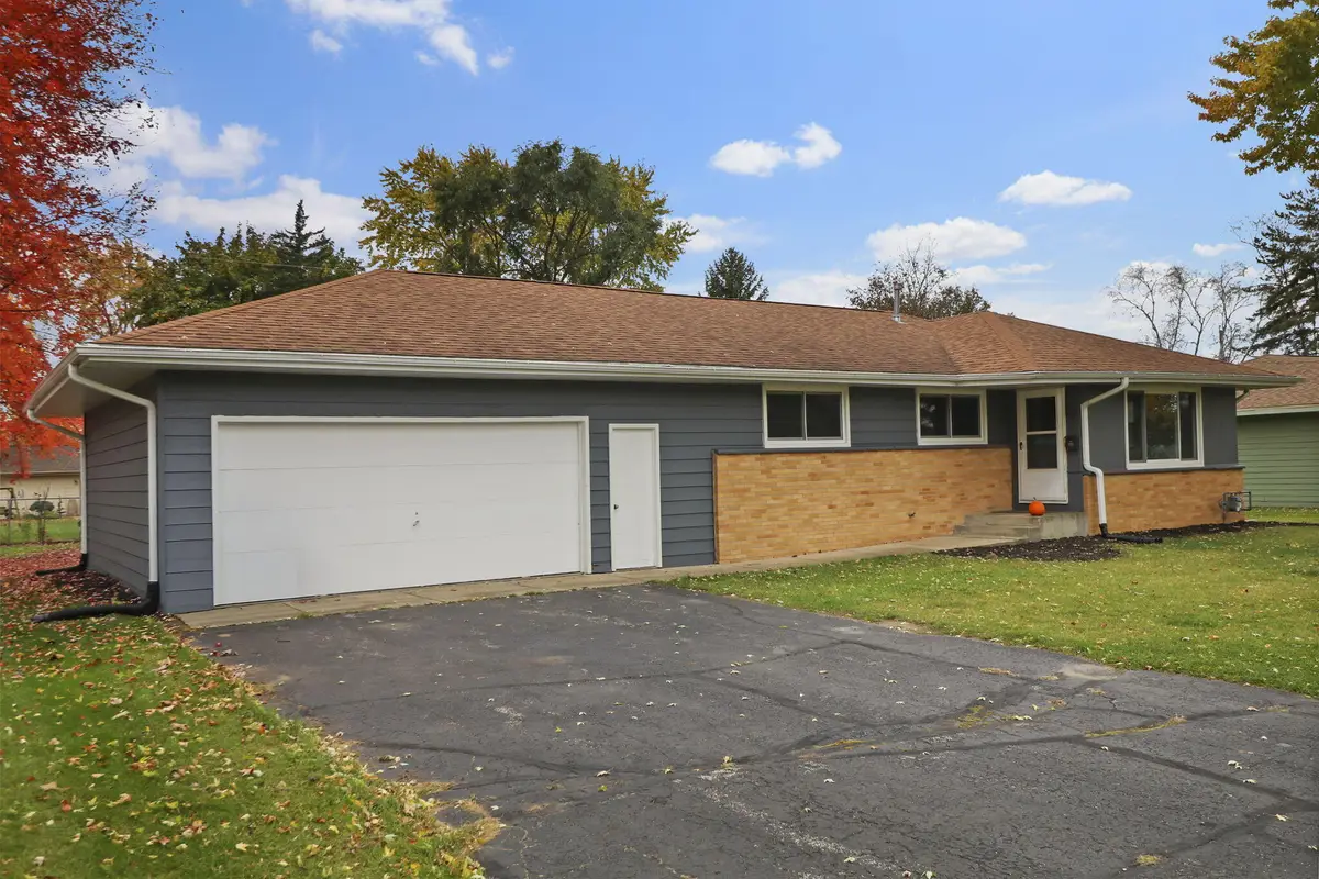 401 Roberts Dr, Mukwonago, WI 53149 - Image #1