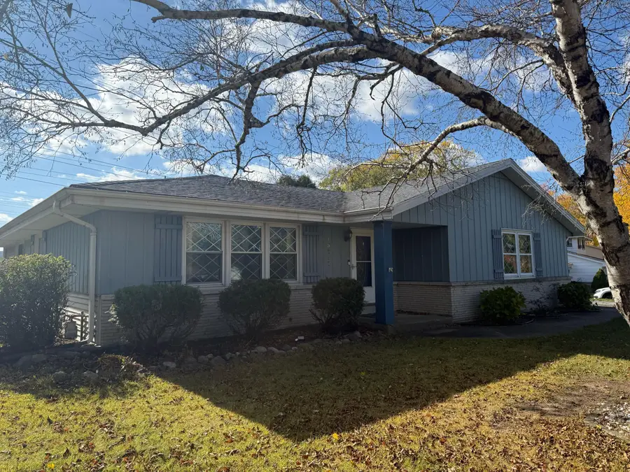 15837 W Robin Rd, New Berlin, WI 53151 - Image #2