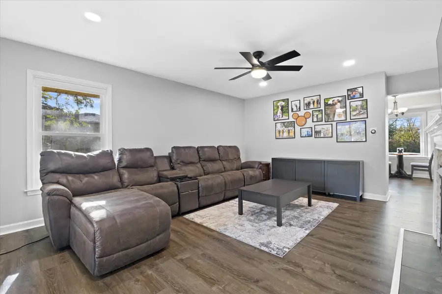 N58W18335 Juniper Ln, Menomonee Falls, WI 53051 - Image #2