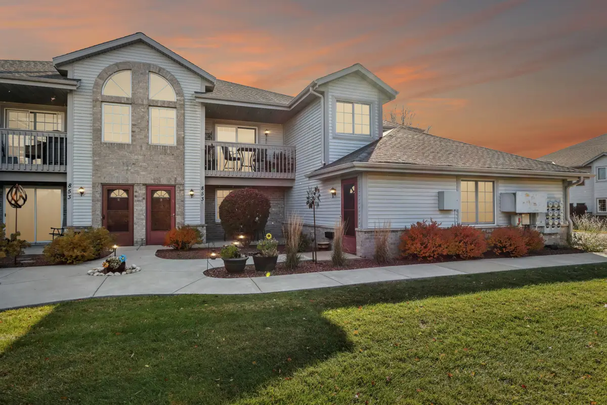 853 Quinlan Dr, Pewaukee, WI 53072 - #1