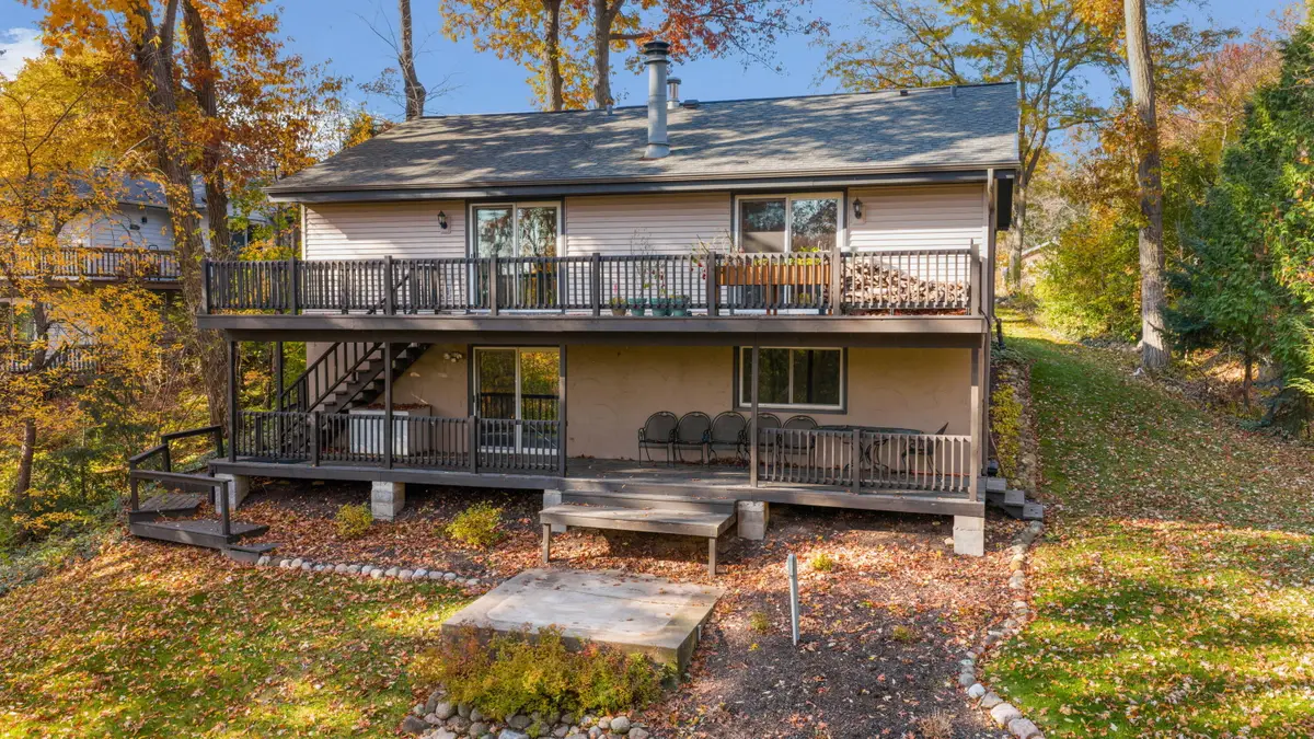 282 Hickory Ct, Hartland, WI 53029 - #1