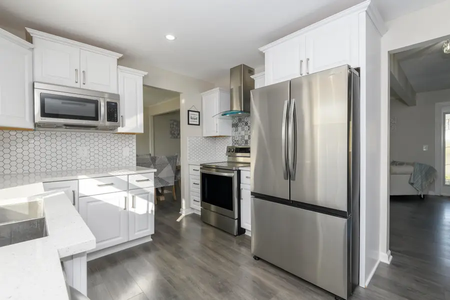 2811 Comanche Ct S, Waukesha, WI 53188 - Image #2