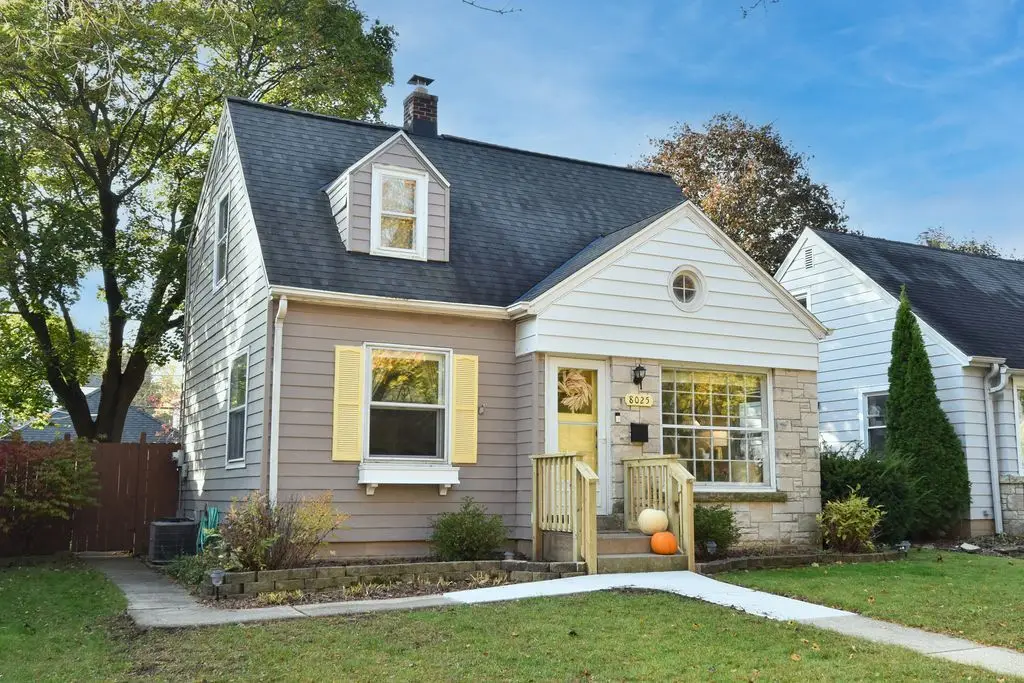 8025 W Lorraine Pl, Milwaukee, WI 53222 - Image #1