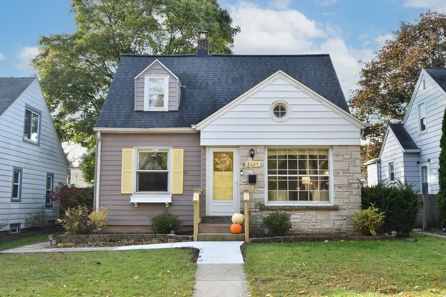 8025 W Lorraine Pl, Milwaukee, WI 53222 - Image #2