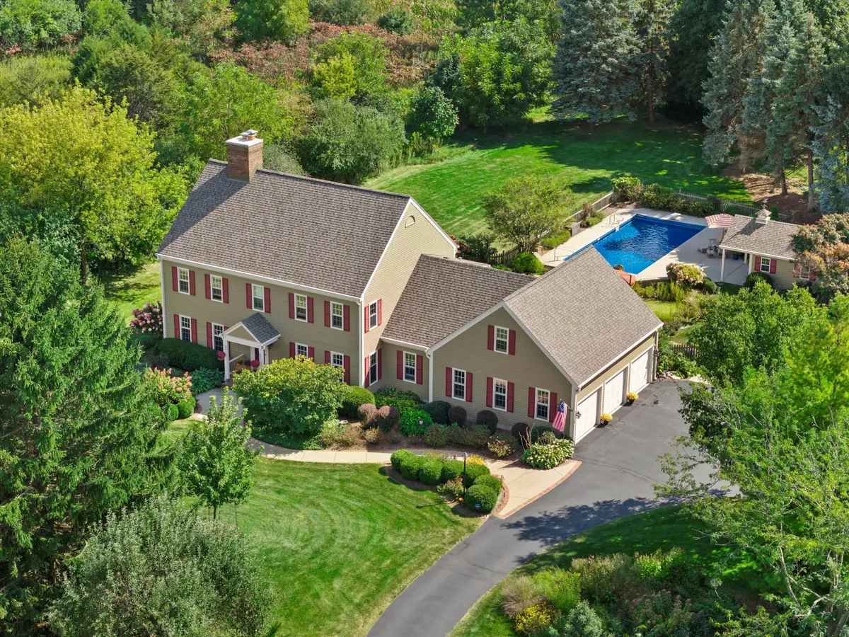 N40W33325 Woodsview Dr, Nashotah, WI 53058 - Image #1