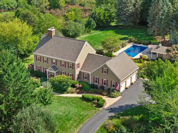 N40W33325 Woodsview Dr, Nashotah, WI 53058