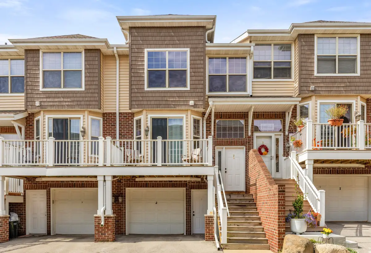 812 Timber Ridge Ct, Waukesha, WI 53189 - Image #1