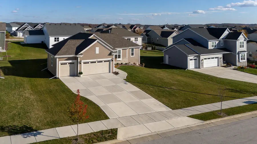 634 Lambert Dr, Slinger, WI 53086 - Image #3