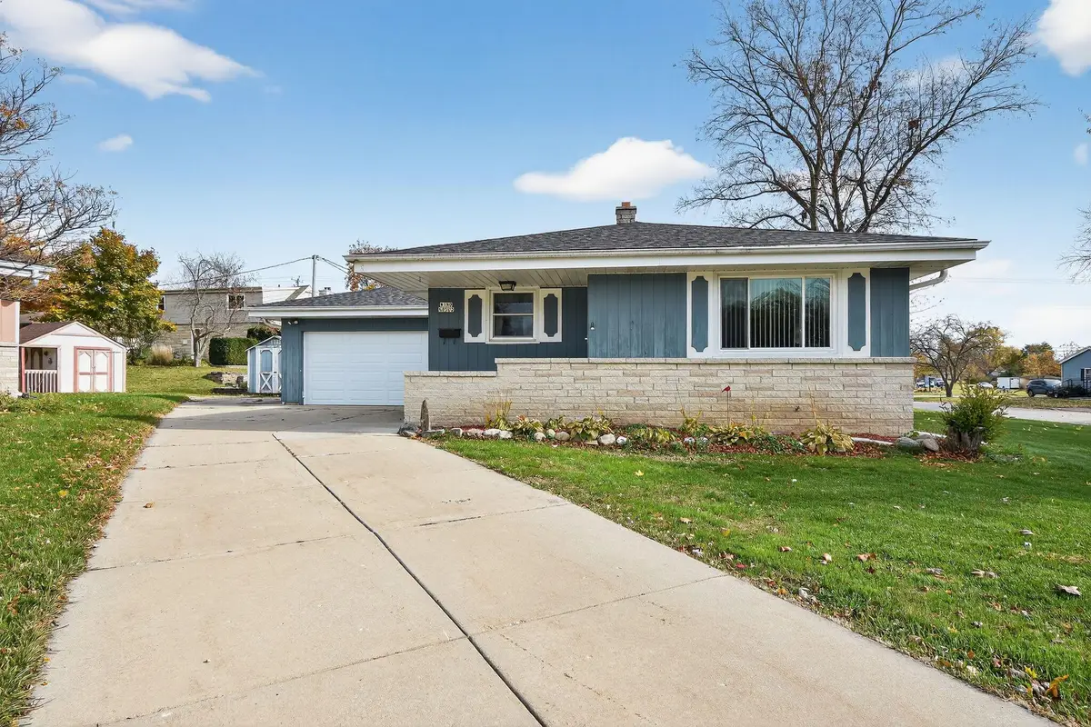 W180N8502 Pineview Ct, Menomonee Falls, WI 53051 - #1