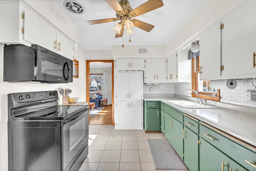 3527 N 97th Pl, Milwaukee, WI 53222 - Image #2