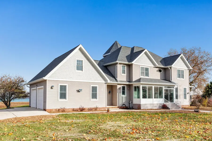 17707 Lakeshore Rd, Two Creeks, WI 54241 - Image #2