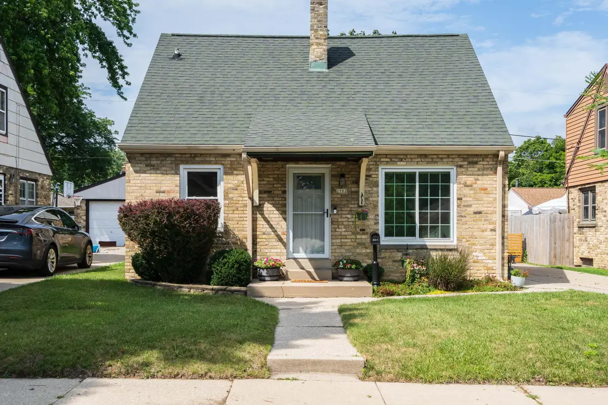 2902 E Allerton Ave, Saint Francis, WI 53235 - #1