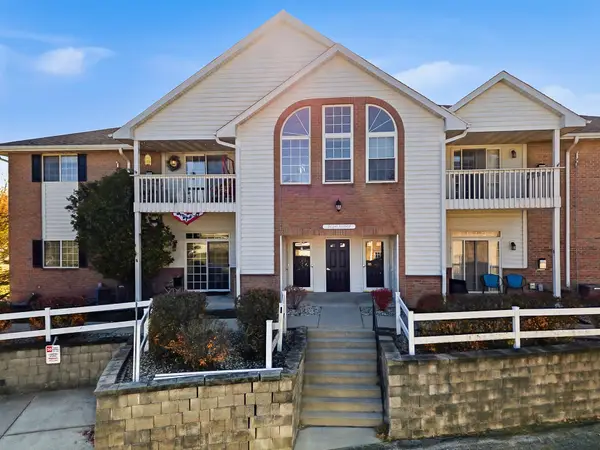 W241N2507 East Parkway Meadow Cir, Pewaukee, WI 53072