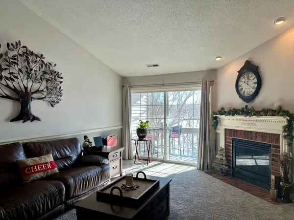 636 Pewaukee Rd, Pewaukee, WI 53072