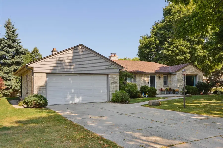 10710 W Auer Ave, Wauwatosa, WI 53222 - Image #2