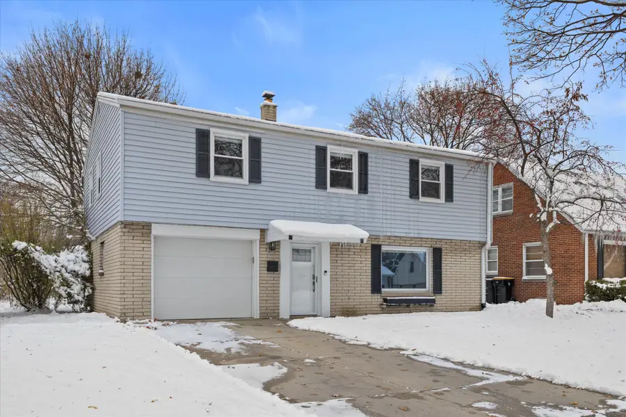 555 N 105th St, Wauwatosa, WI 53226 - Image #2
