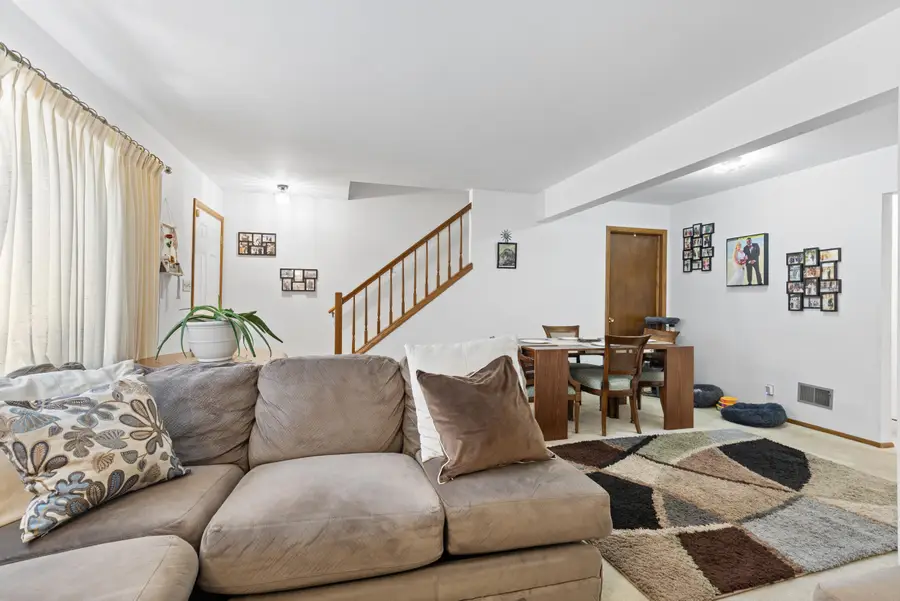 5147 S Camelot Ln, Greenfield, WI 53221 - Image #3