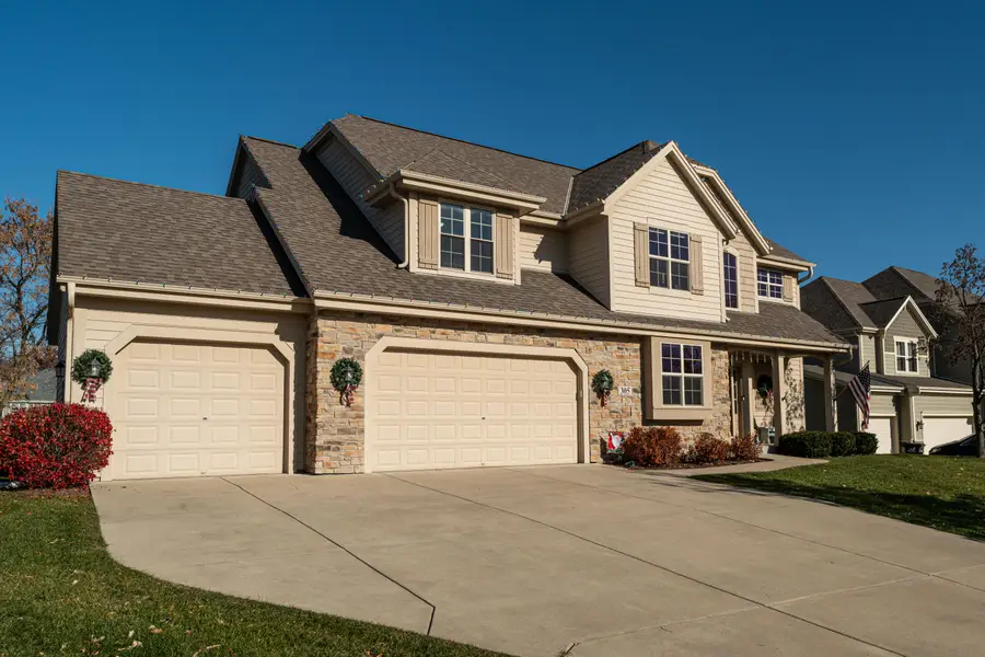 305 Century Oak Dr, Waukesha, WI 53188 - Image #2