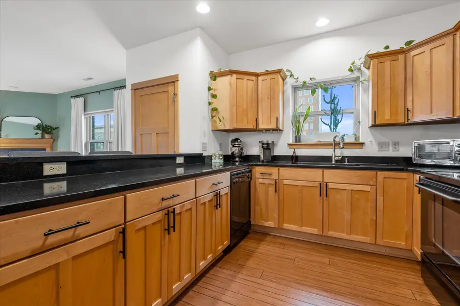 1812 E Lafayette Pl, Milwaukee, WI 53202 - Image #2