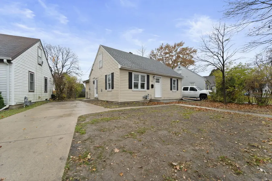 4641 W Montrose Ave, Milwaukee, WI 53219 - Image #3