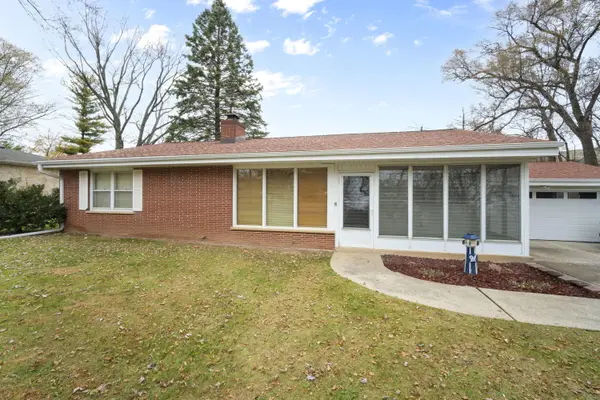 N89W13560 Bonnie Ln, Menomonee Falls, WI 53051