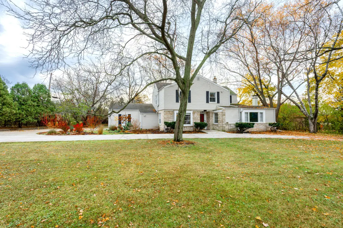 101 E Clovernook Ln, Glendale, WI 53217 - Image #1