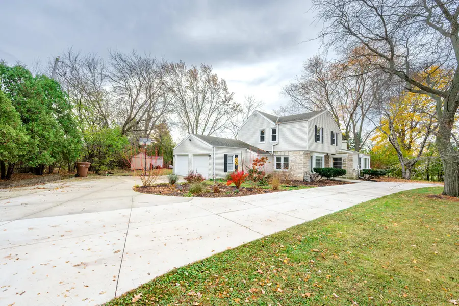 101 E Clovernook Ln, Glendale, WI 53217 - Image #2