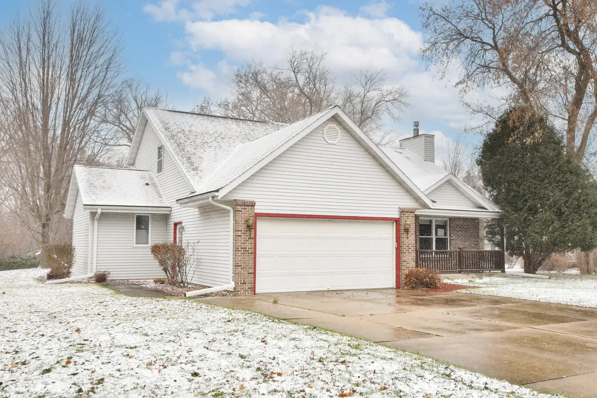 902 Martin Dr, Fredonia, WI 53021 - Image #1