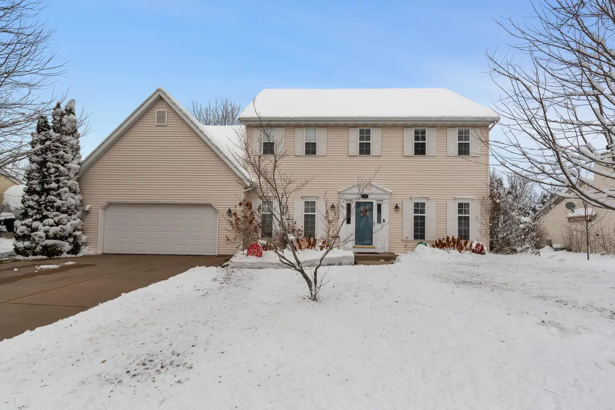 684 W Hickory Ln, Saukville, WI 53080 - Image #1