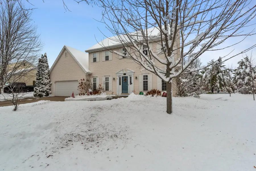 684 W Hickory Ln, Saukville, WI 53080 - Image #2