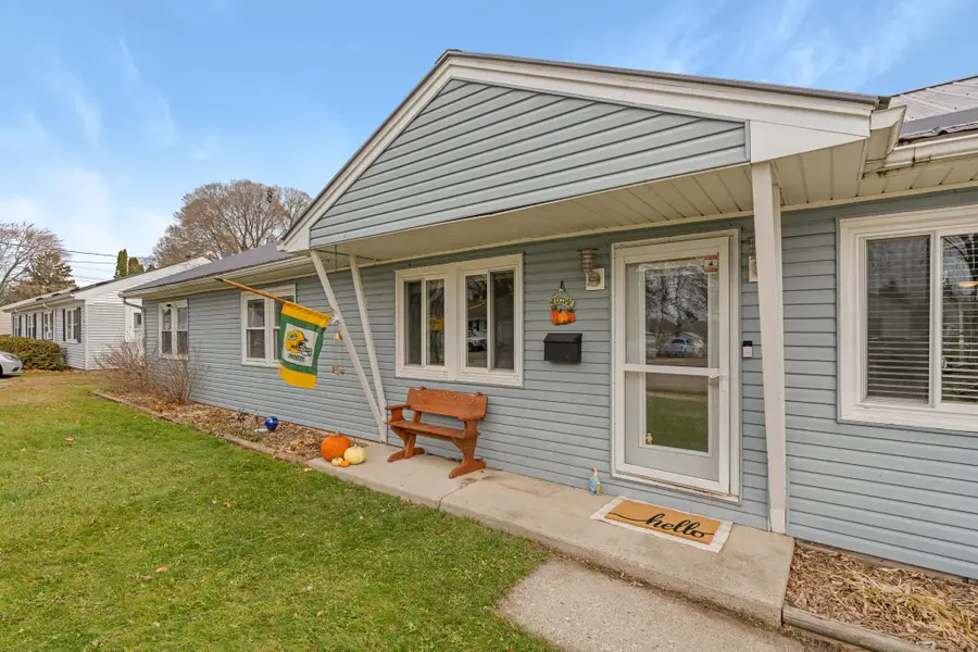 957 Macarthur Dr, Manitowoc, WI 54220 - Image #2