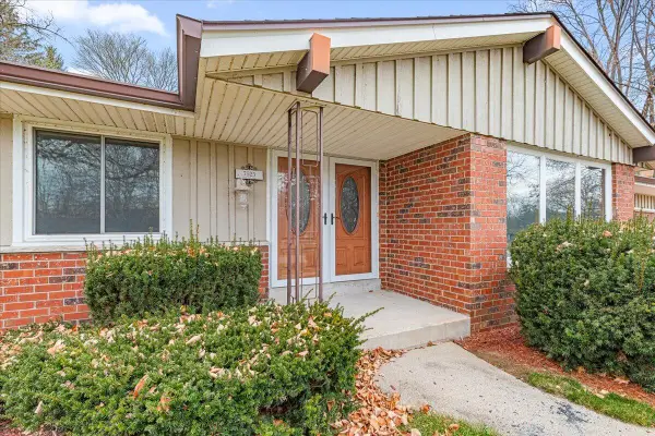 7525 N Redwood Rd, Glendale, WI 53209