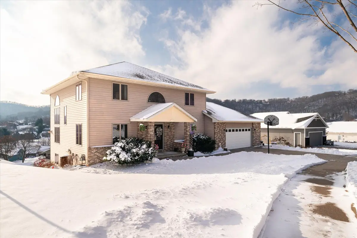 203 Eagles Bluff Rd, La Crescent, MN 55947 - Image #1