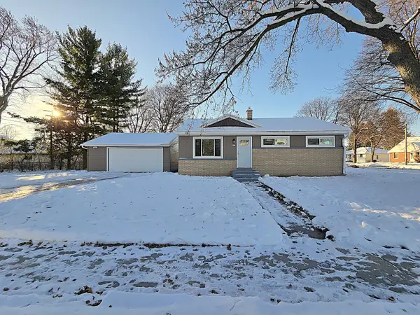 419 Peters Dr, Waukesha, WI 53188