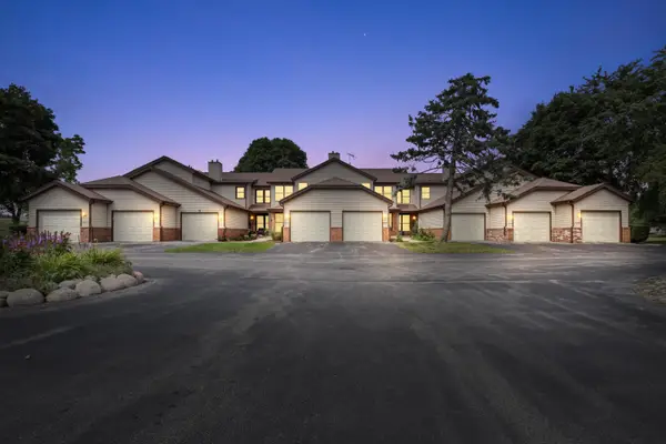 8127 S Legend Dr, Franklin, WI 53132