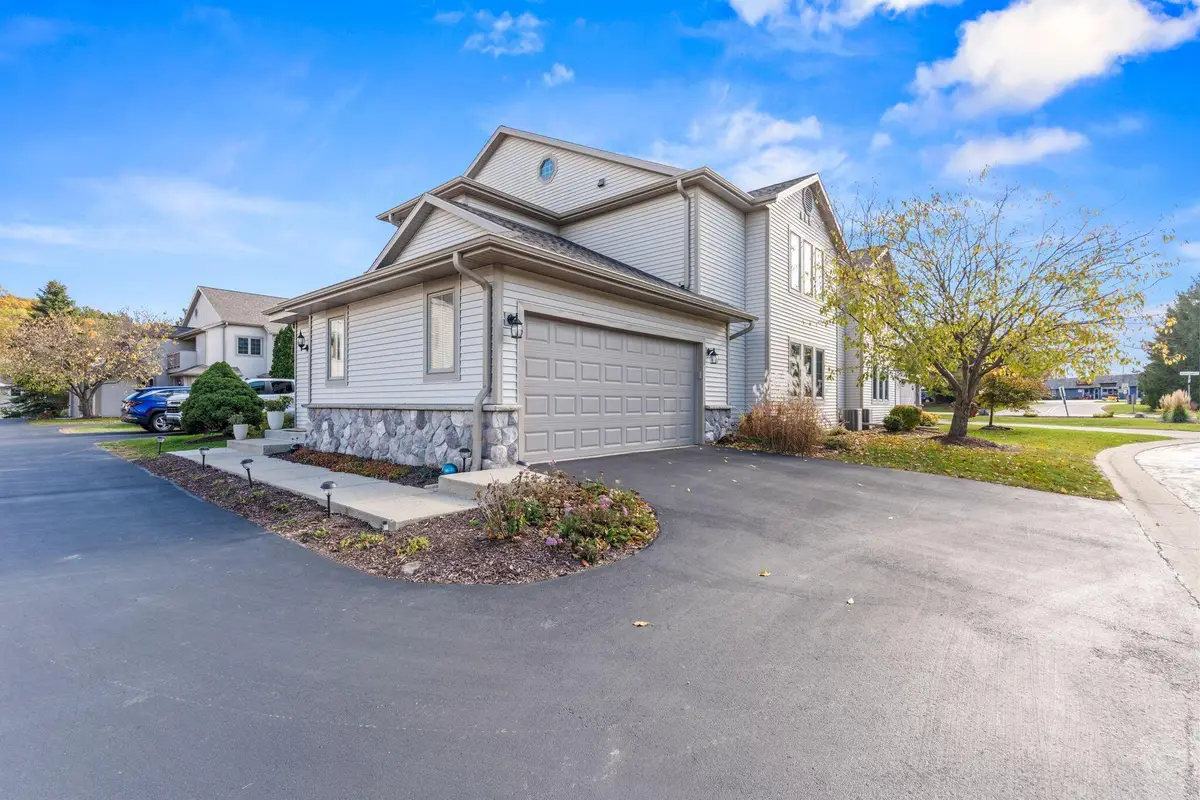 2215 Circle Rdg, Delafield, WI 53018 - Image #1