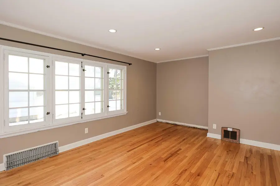 10907 Glenway Ct, Wauwatosa, WI 53222 - Image #3