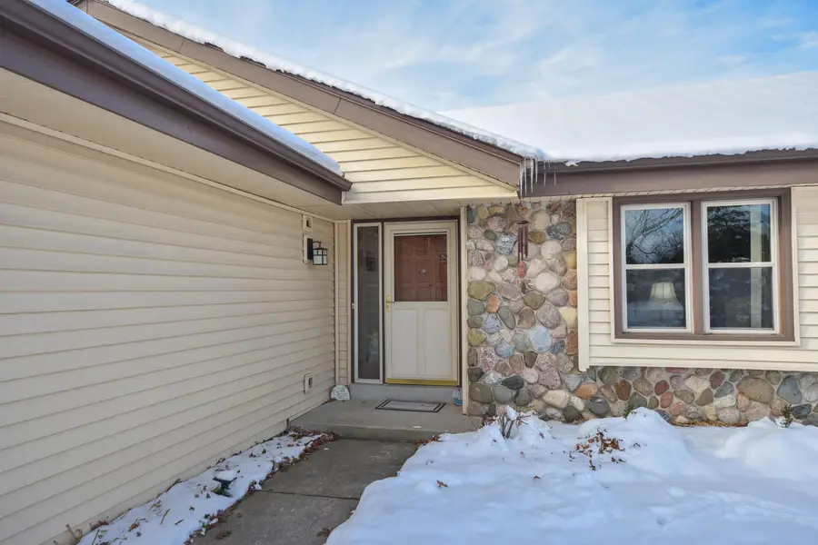 W234N6889 Salem Dr, Sussex, WI 53089 - Image #2