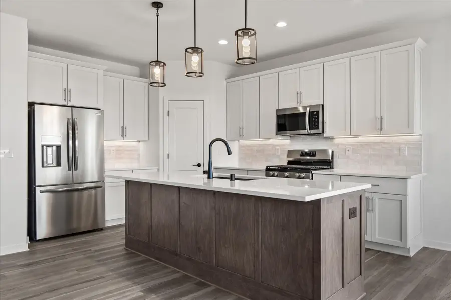 W251N2399 Valleyview Cir, Pewaukee, WI 53072 - #2