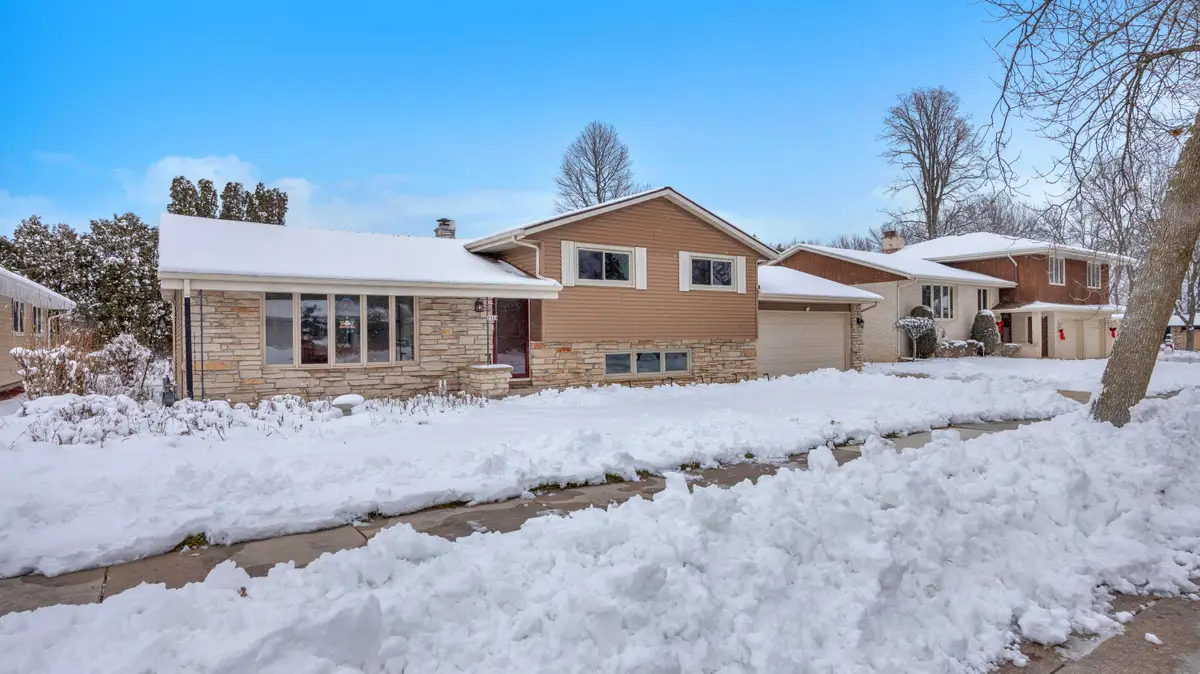 2324 Silver Leaf Ln, Sheboygan, WI 53083 - Image #1