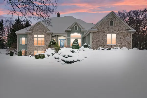 W261N2830 Woodburne Ct, Pewaukee, WI 53072