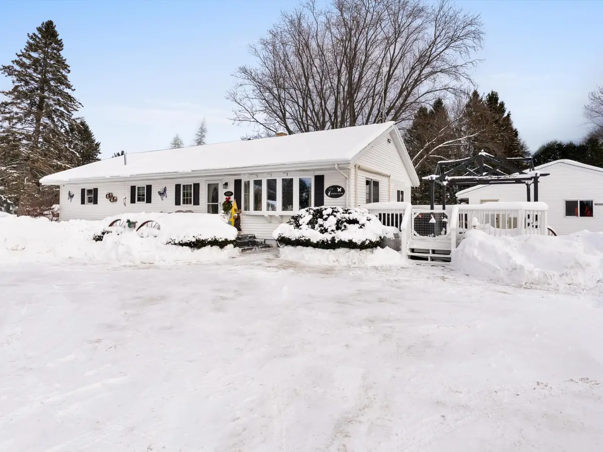 5425 Old Q Rd, Kossuth, WI 54220 - Image #1