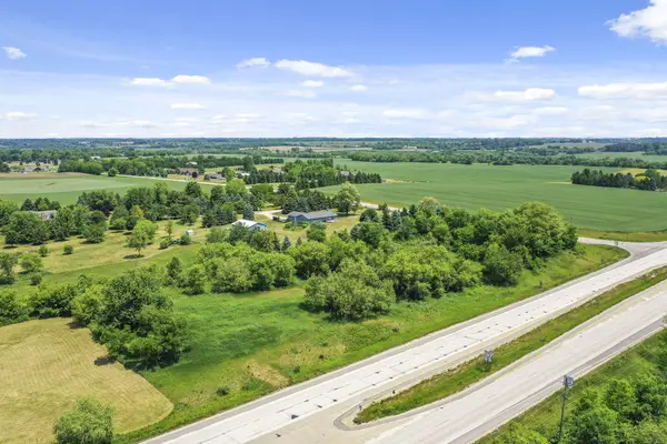 18514 75th St, Bristol, WI 53104